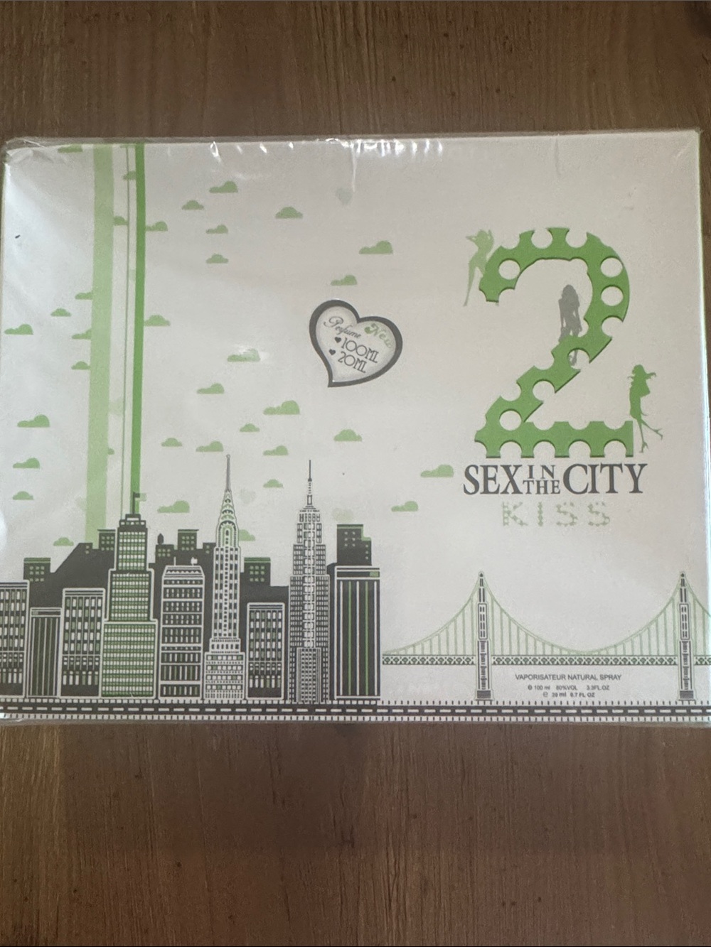 2 Kiss Women's Fragrance Gift Set - White & Green. New in package!